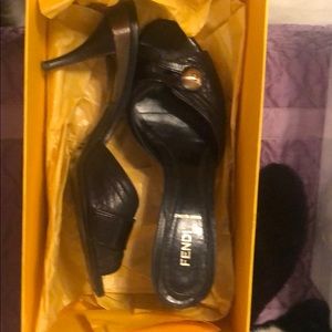 FENDI KITTEN HEELS/BLACK & GOLD -9